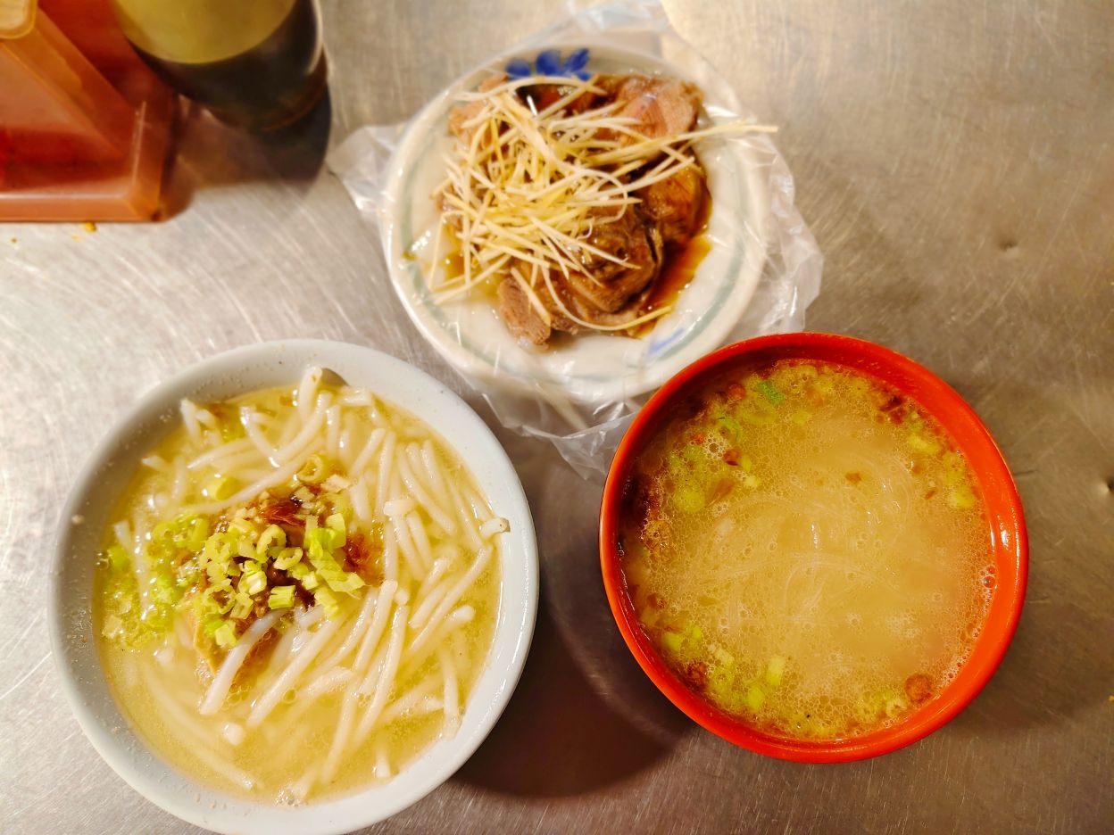 一日3小時半國慶市場內、經典台灣道地美食、全品項濃郁Q嫩不油膩、阿嬌米粉湯！