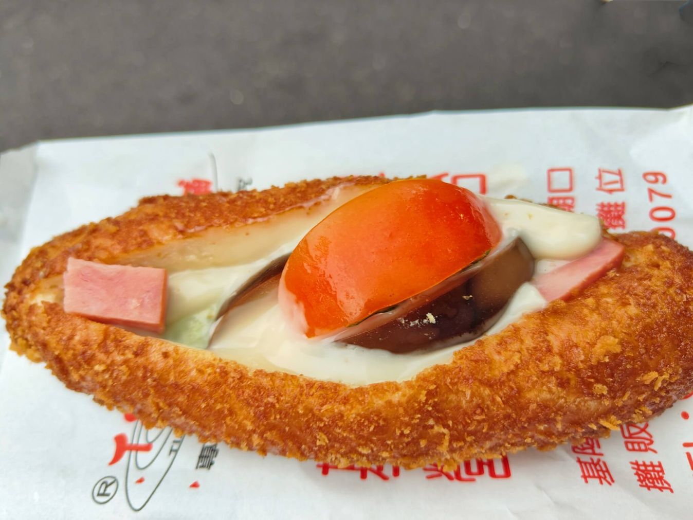 簡單加入午餐肉與蕃茄搭配柔滑滷蛋好吃極了！天盛舖基隆廟口營養三明治 (58號攤位)！