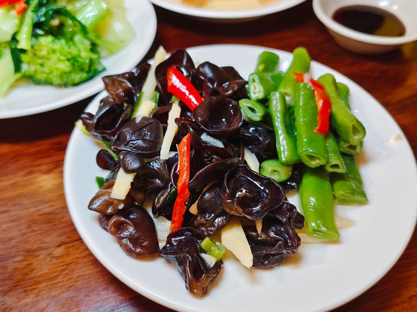 花蓮美食｜老鄉牛肉麵館、原汁牛肉麵紅燒湯頭、酸甜爽口大推、記憶美味（末附菜單）