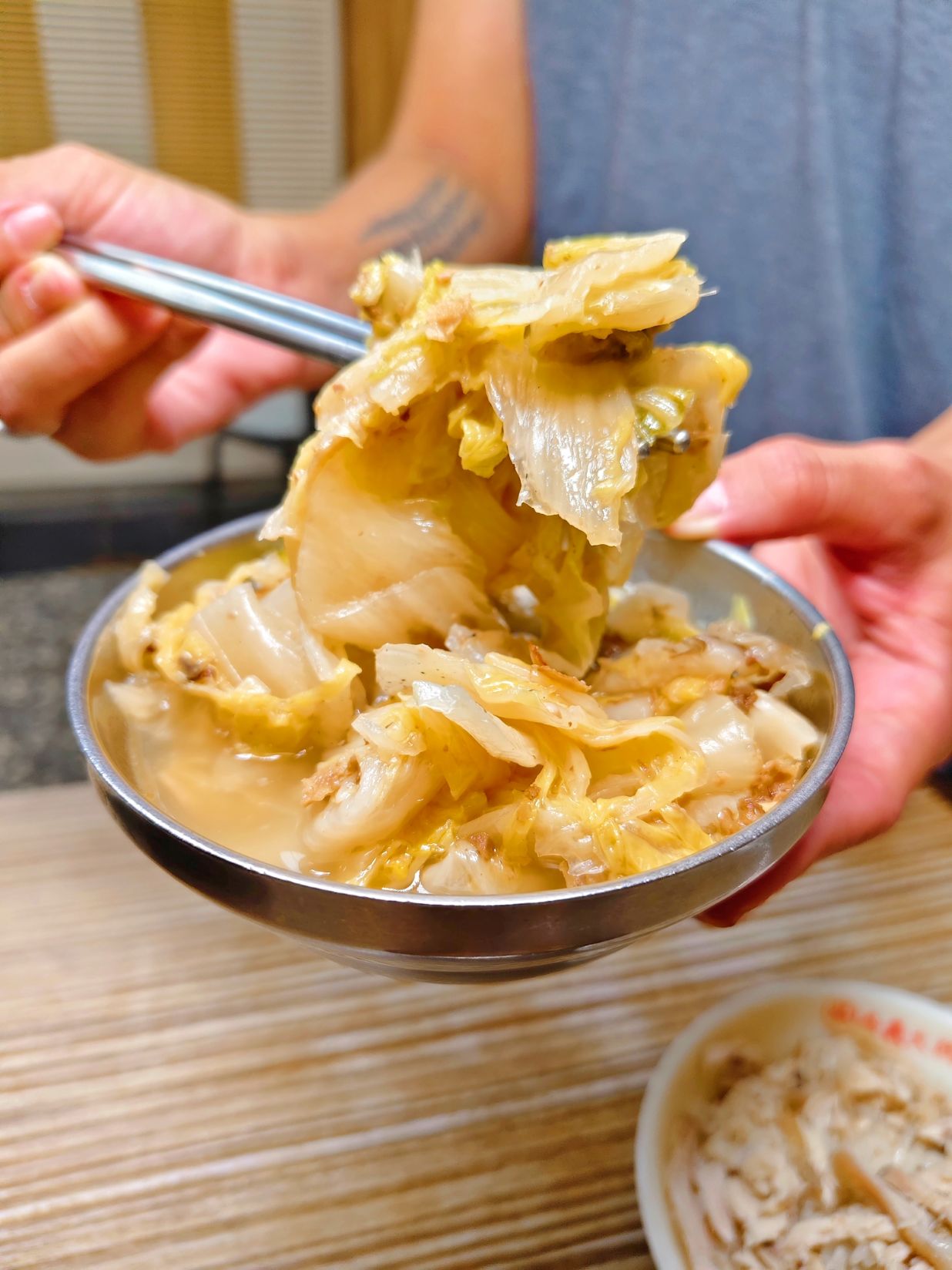 寧夏夜市美食｜蔡家嘉義火雞肉飯、人氣招牌雞肉飯大家卻推炸雞捲、炸豆腐！