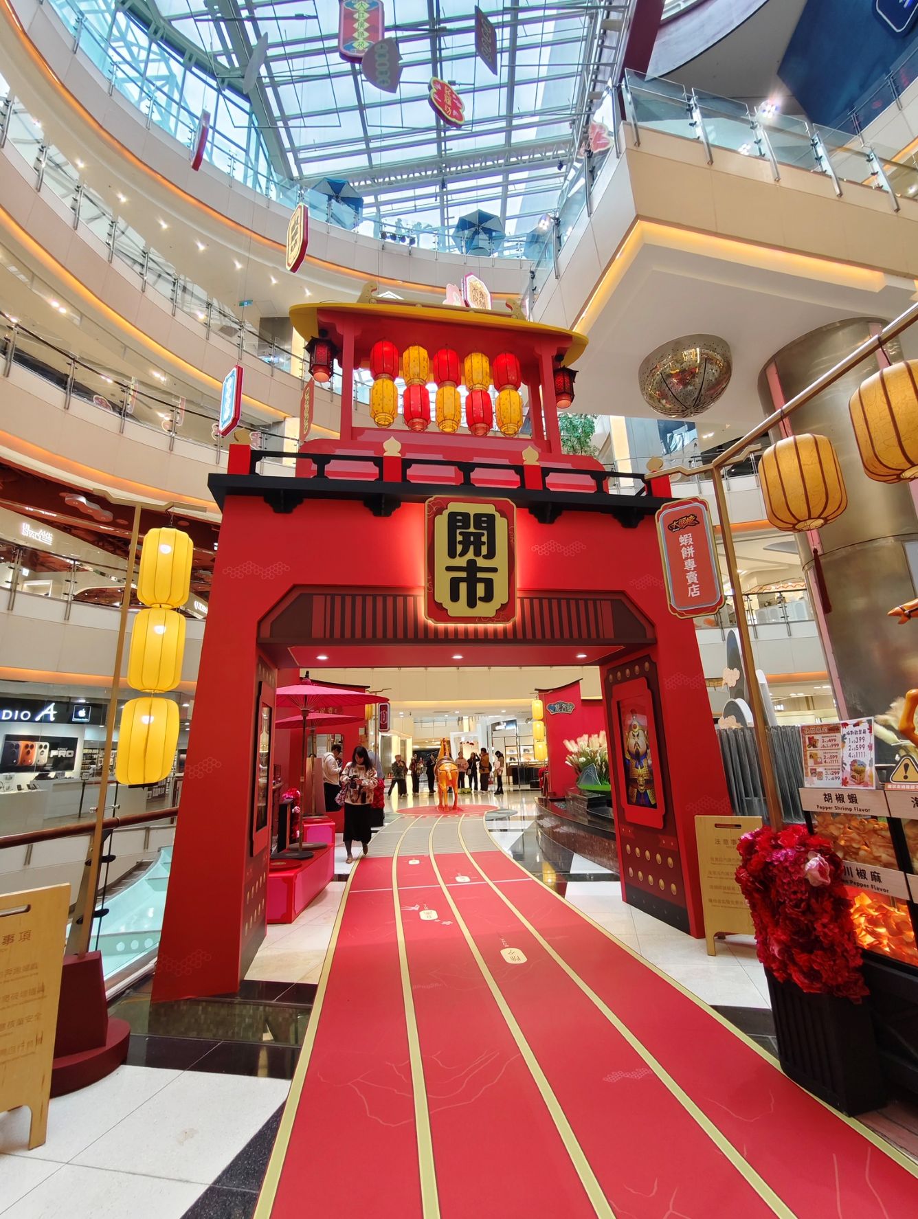 桃園大江購物中心、2026賀歲慶裝置藝術開箱、吃喝玩樂買一站式悠遊逛街城！（全年免費停車）