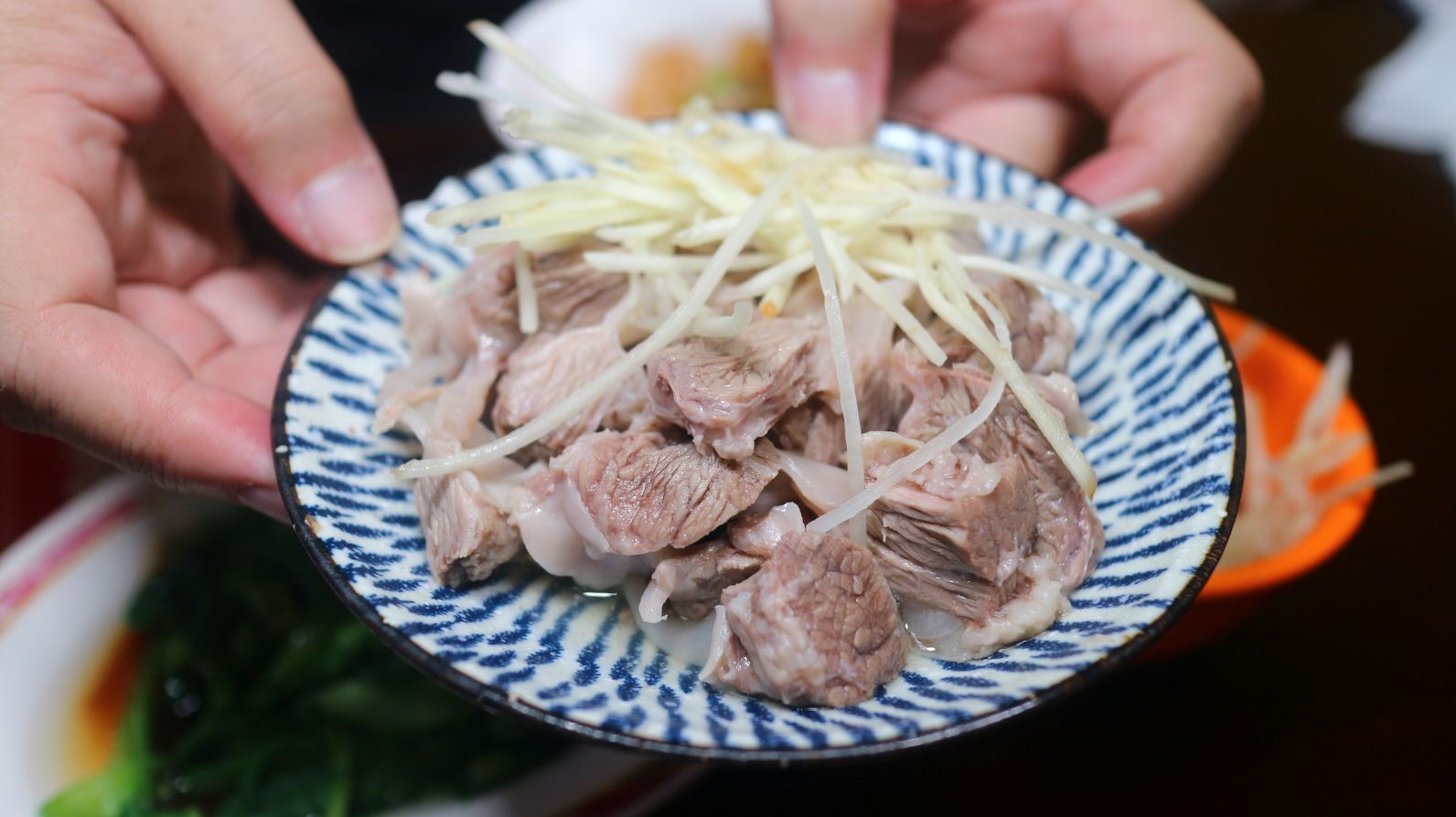 雙連美食推薦！老台北人從小吃到大、70年老店柴寮仔米苔目、黑白切配手工辣椒超對味！