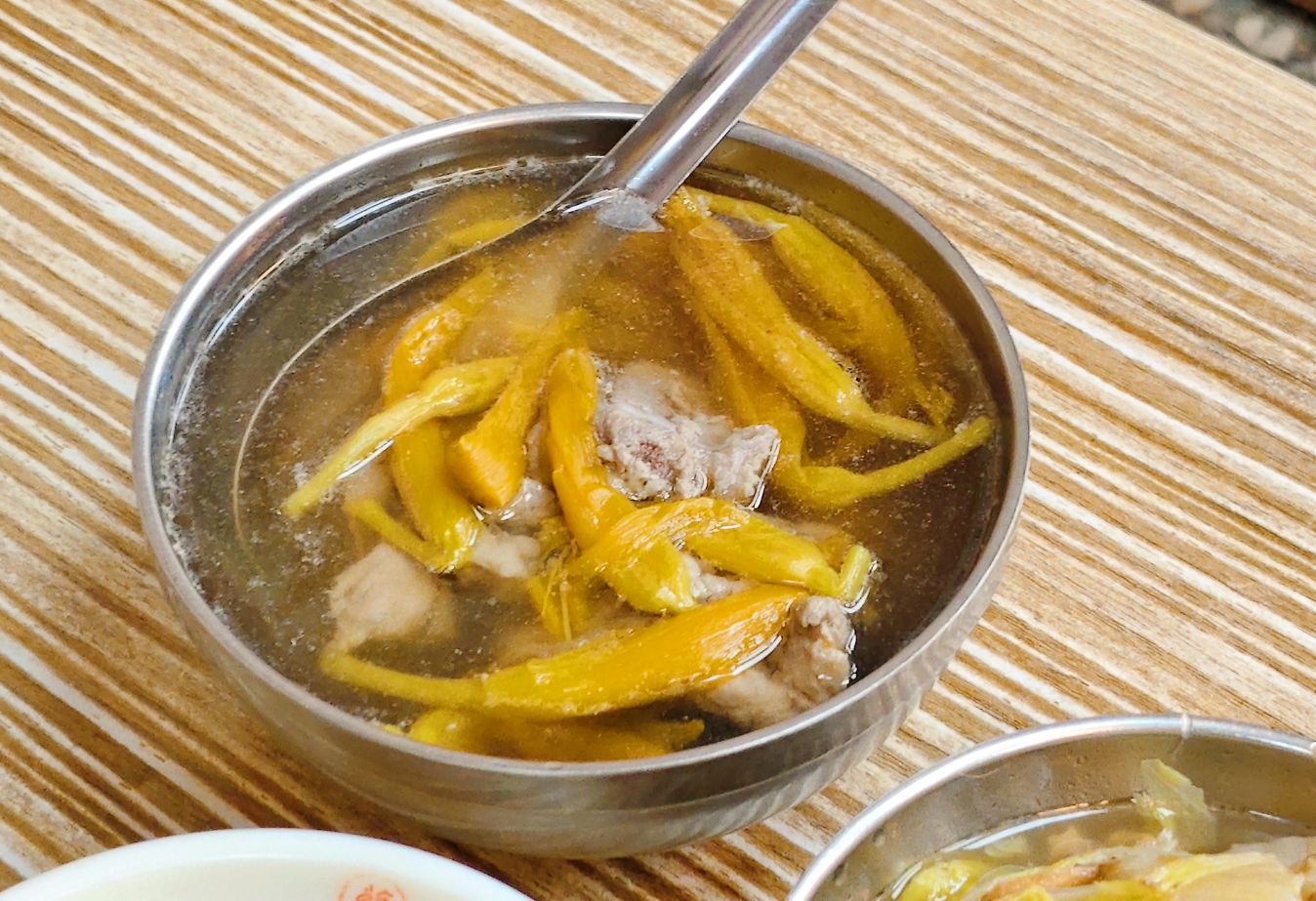 寧夏夜市美食｜蔡家嘉義火雞肉飯、人氣招牌雞肉飯大家卻推炸雞捲、炸豆腐！