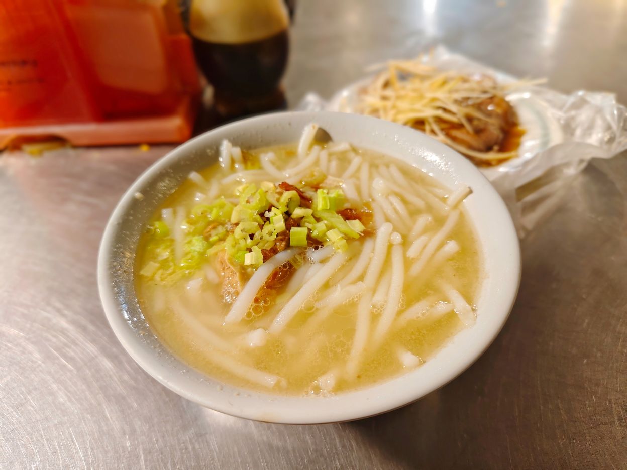 一日3小時半國慶市場內、經典台灣道地美食、全品項濃郁Q嫩不油膩、阿嬌米粉湯！