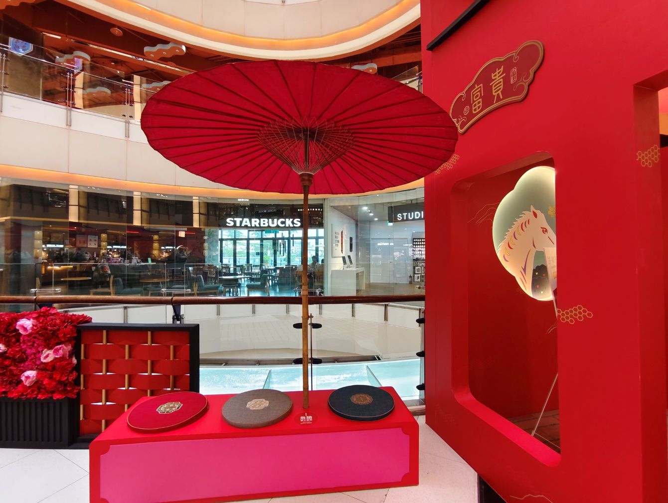 桃園大江購物中心、2026賀歲慶裝置藝術開箱、吃喝玩樂買一站式悠遊逛街城！（全年免費停車）