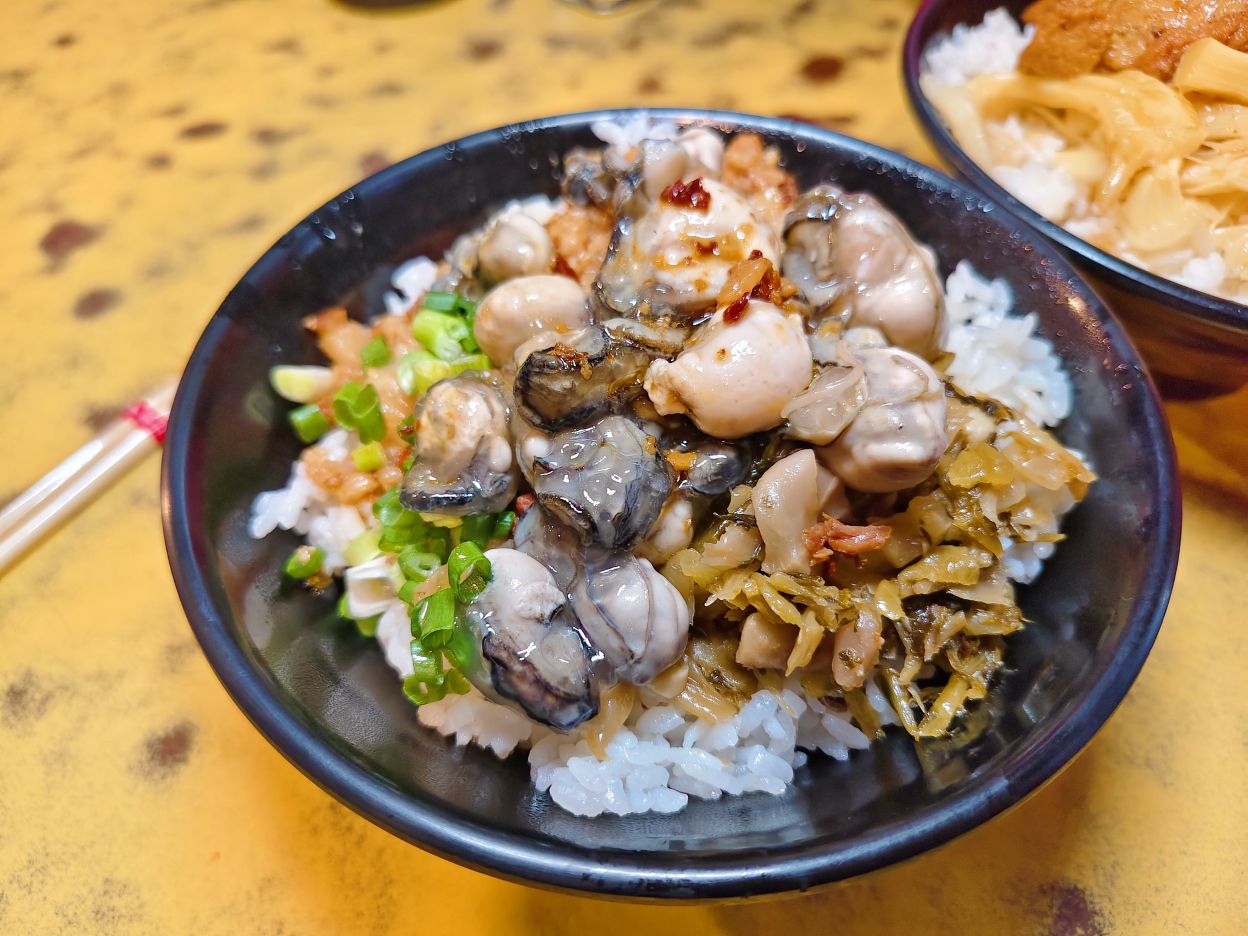 花蓮市重慶市場美食｜蚵仔大又鮮、大腸鮮蚵麵線、滿滿肉Q嫩爌肉飯必吃、鼎吉大腸鮮蚵麵線207攤！花蓮早午餐推薦