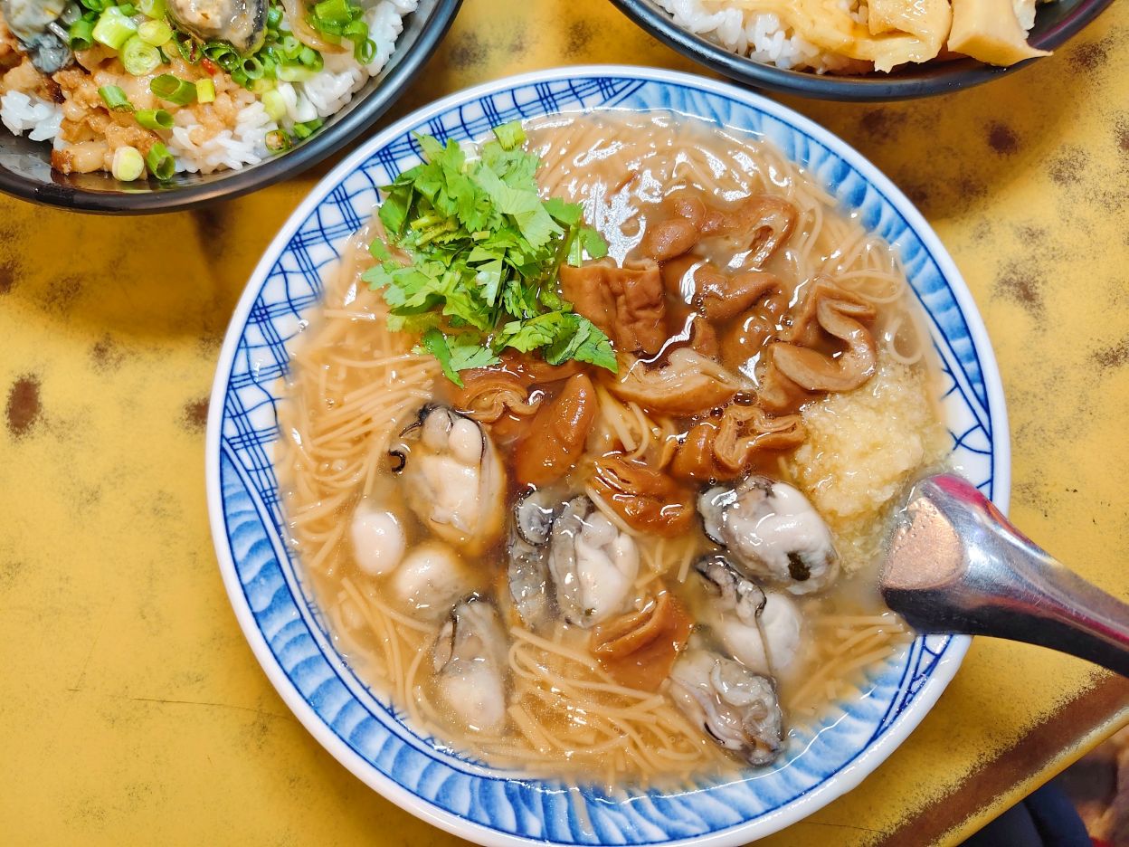 花蓮市重慶市場美食｜蚵仔大又鮮、大腸鮮蚵麵線、滿滿肉Q嫩爌肉飯必吃、鼎吉大腸鮮蚵麵線207攤！花蓮早午餐推薦