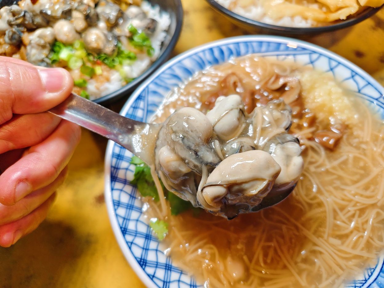 花蓮市重慶市場美食｜蚵仔大又鮮、大腸鮮蚵麵線、滿滿肉Q嫩爌肉飯必吃、鼎吉大腸鮮蚵麵線207攤！花蓮早午餐推薦