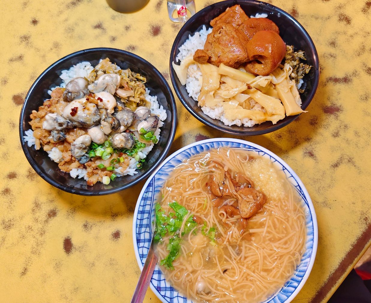 花蓮市重慶市場美食｜蚵仔大又鮮、大腸鮮蚵麵線、滿滿肉Q嫩爌肉飯必吃、鼎吉大腸鮮蚵麵線207攤！花蓮早午餐推薦