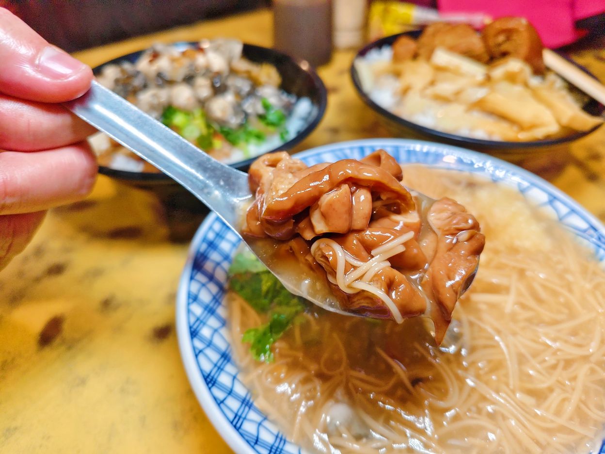 花蓮市重慶市場美食｜蚵仔大又鮮、大腸鮮蚵麵線、滿滿肉Q嫩爌肉飯必吃、鼎吉大腸鮮蚵麵線207攤！花蓮早午餐推薦