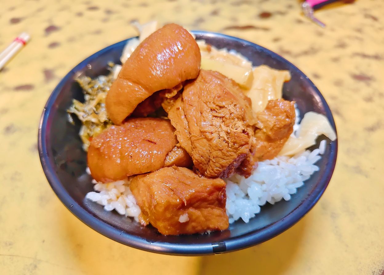 花蓮市重慶市場美食｜蚵仔大又鮮、大腸鮮蚵麵線、滿滿肉Q嫩爌肉飯必吃、鼎吉大腸鮮蚵麵線207攤！花蓮早午餐推薦