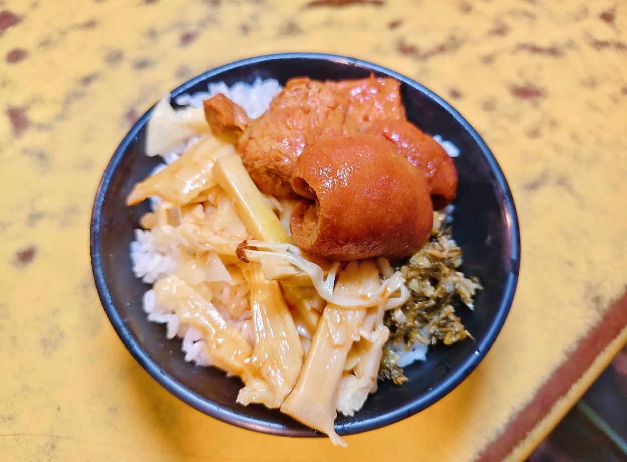 花蓮市重慶市場美食｜蚵仔大又鮮、大腸鮮蚵麵線、滿滿肉Q嫩爌肉飯必吃、鼎吉大腸鮮蚵麵線207攤！花蓮早午餐推薦
