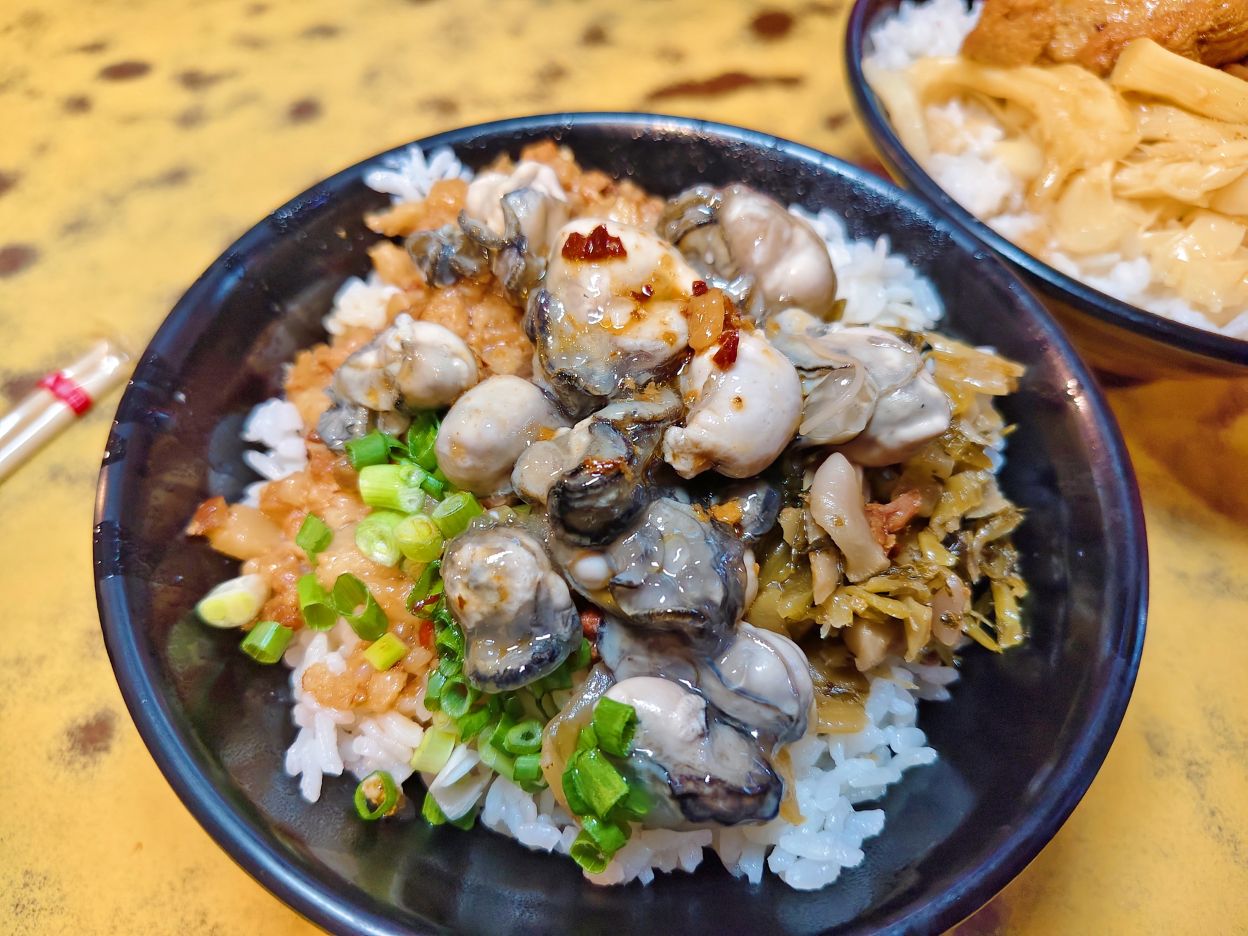 花蓮市重慶市場美食｜蚵仔大又鮮、大腸鮮蚵麵線、滿滿肉Q嫩爌肉飯必吃、鼎吉大腸鮮蚵麵線207攤！花蓮早午餐推薦