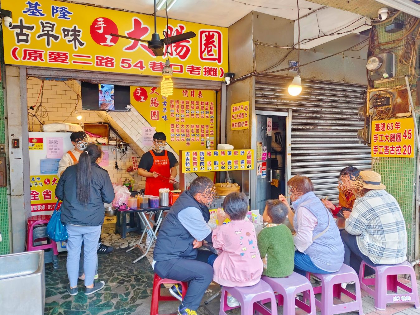 Q彈糯米配上油蔥越吃越涮嘴、在地人愛、遊客推薦、基隆古早味手工大腸圈!基隆招牌小吃 - 第2張圖 Q彈糯米配上油蔥越吃越涮嘴、在地人愛、遊客推薦、基隆古早味手工大腸圈!基隆招牌小吃