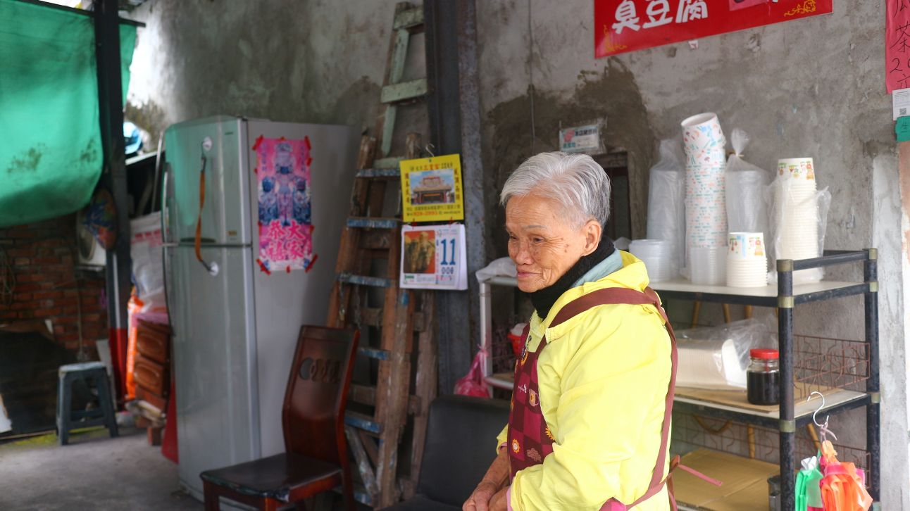 米粉羹用小魚干煮香、且必加阿嬤手工菜脯、古早味 阿婆店！