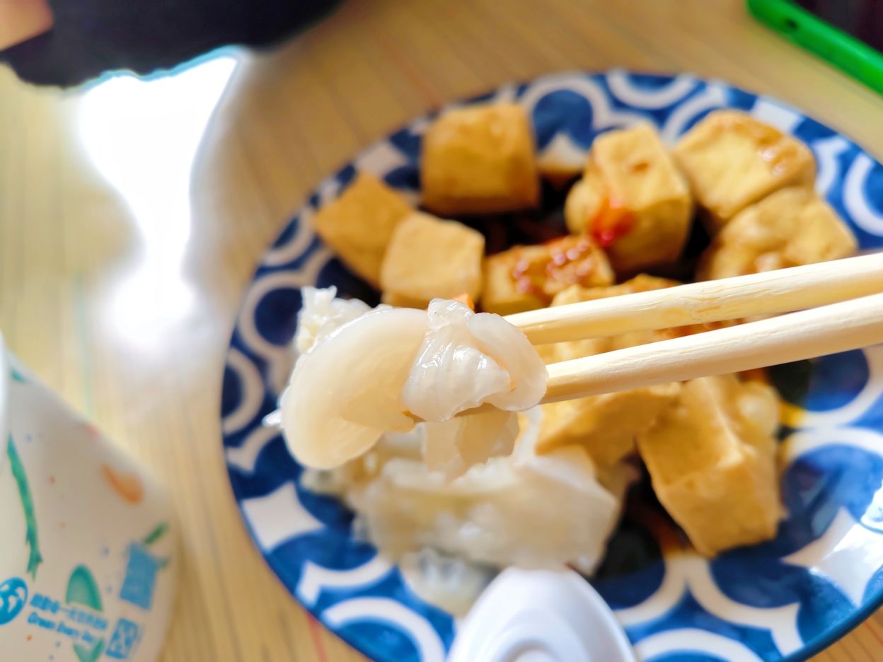 米粉羹用小魚干煮香、且必加阿嬤手工菜脯、古早味 阿婆店！
