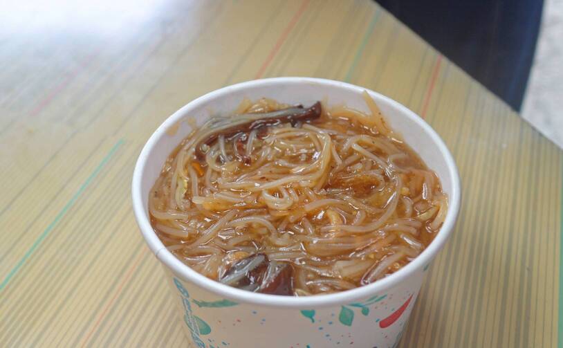 米粉羹用小魚干煮香、且必加阿嬤手工菜脯、古早味 阿婆店！