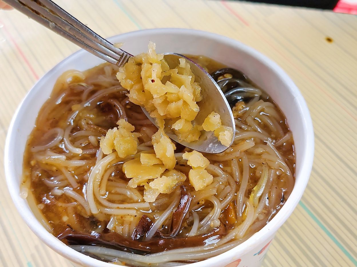 米粉羹用小魚干煮香、且必加阿嬤手工菜脯、古早味 阿婆店！