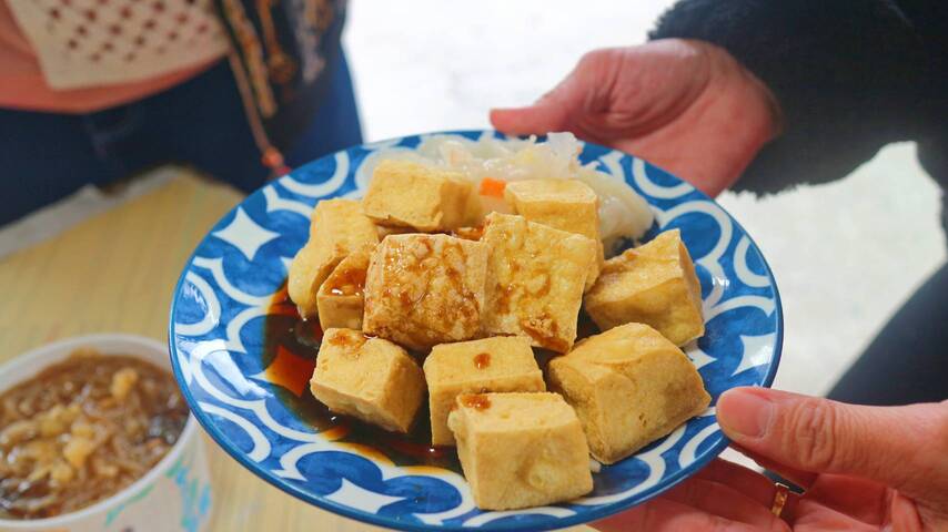米粉羹用小魚干煮香、且必加阿嬤手工菜脯、古早味 阿婆店！
