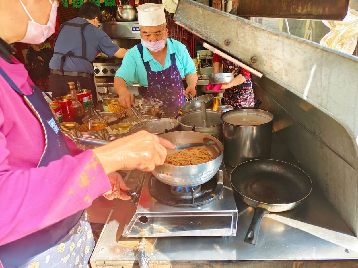 隱藏美食小吃店、在宮廟前吃義大利麵、不一樣 義大利麵、焗烤！
