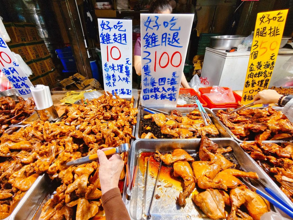 《國慶市場｜板橋國慶路290巷無名滷味》雞腳 20隻50元、滷蛋2顆15元必買、豐盛滷味拼盤滷味堆得像座小山、焦糖甜味銷魂