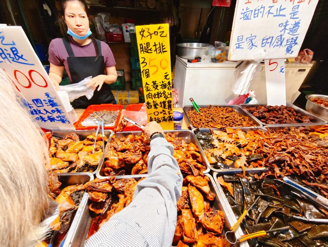 《國慶市場｜板橋國慶路290巷無名滷味》雞腳 20隻50元、滷蛋2顆15元必買、豐盛滷味拼盤滷味堆得像座小山、焦糖甜味銷魂