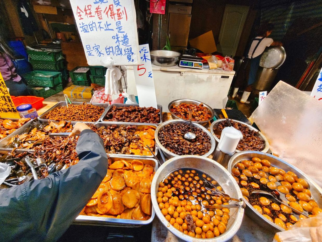 《國慶市場｜板橋國慶路290巷無名滷味》雞腳 20隻50元、滷蛋2顆15元必買、豐盛滷味拼盤滷味堆得像座小山、焦糖甜味銷魂