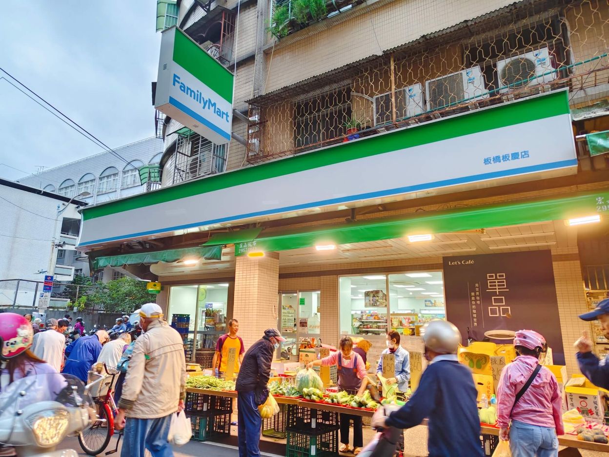 《國慶市場｜板橋國慶路290巷無名滷味》雞腳 20隻50元、滷蛋2顆15元必買、豐盛滷味拼盤滷味堆得像座小山、焦糖甜味銷魂
