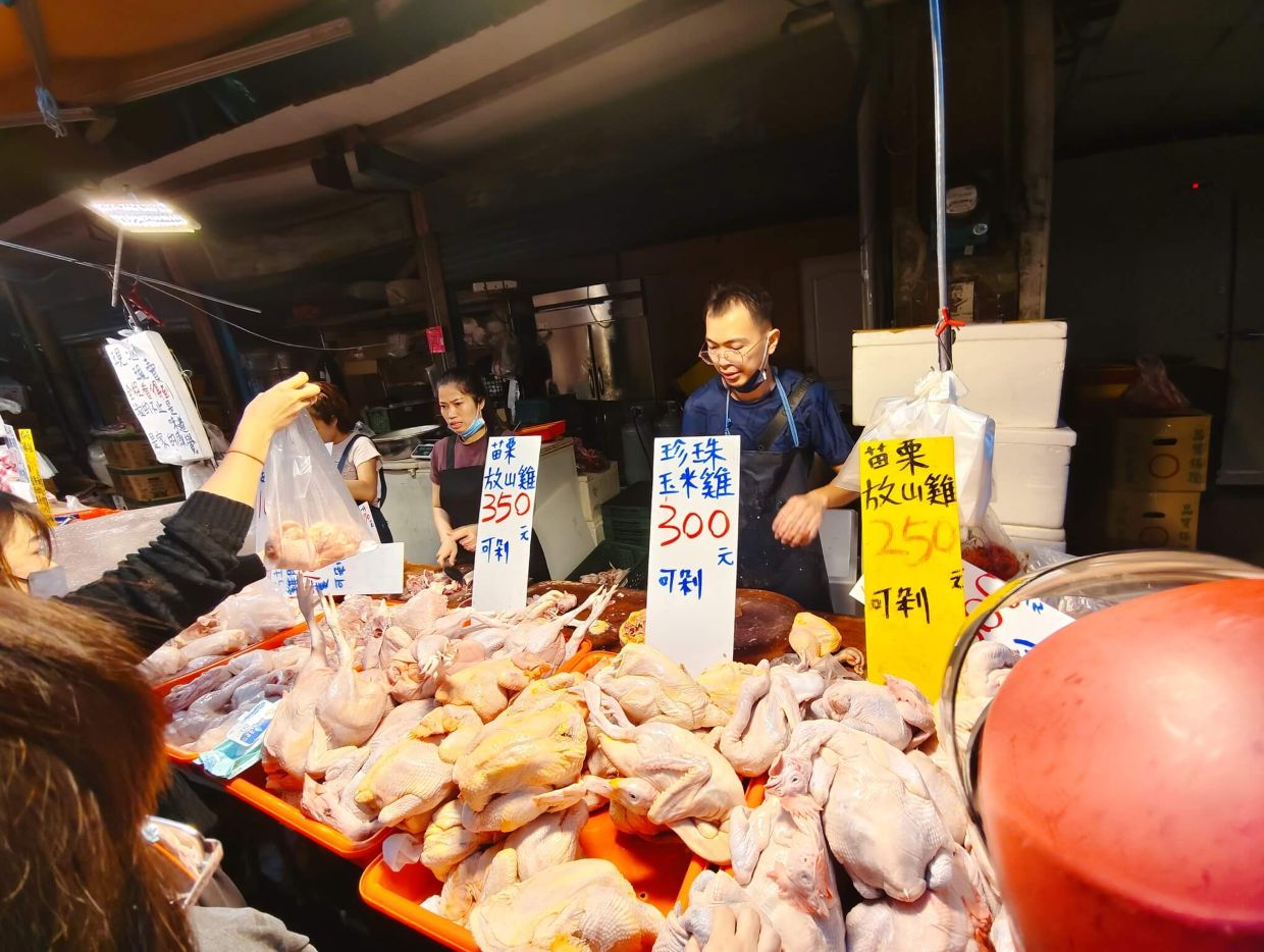 《國慶市場｜板橋國慶路290巷無名滷味》雞腳 20隻50元、滷蛋2顆15元必買、豐盛滷味拼盤滷味堆得像座小山、焦糖甜味銷魂