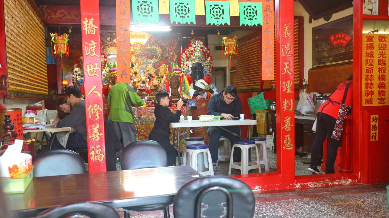 隱藏美食小吃店、在宮廟前吃義大利麵、不一樣 義大利麵、焗烤！