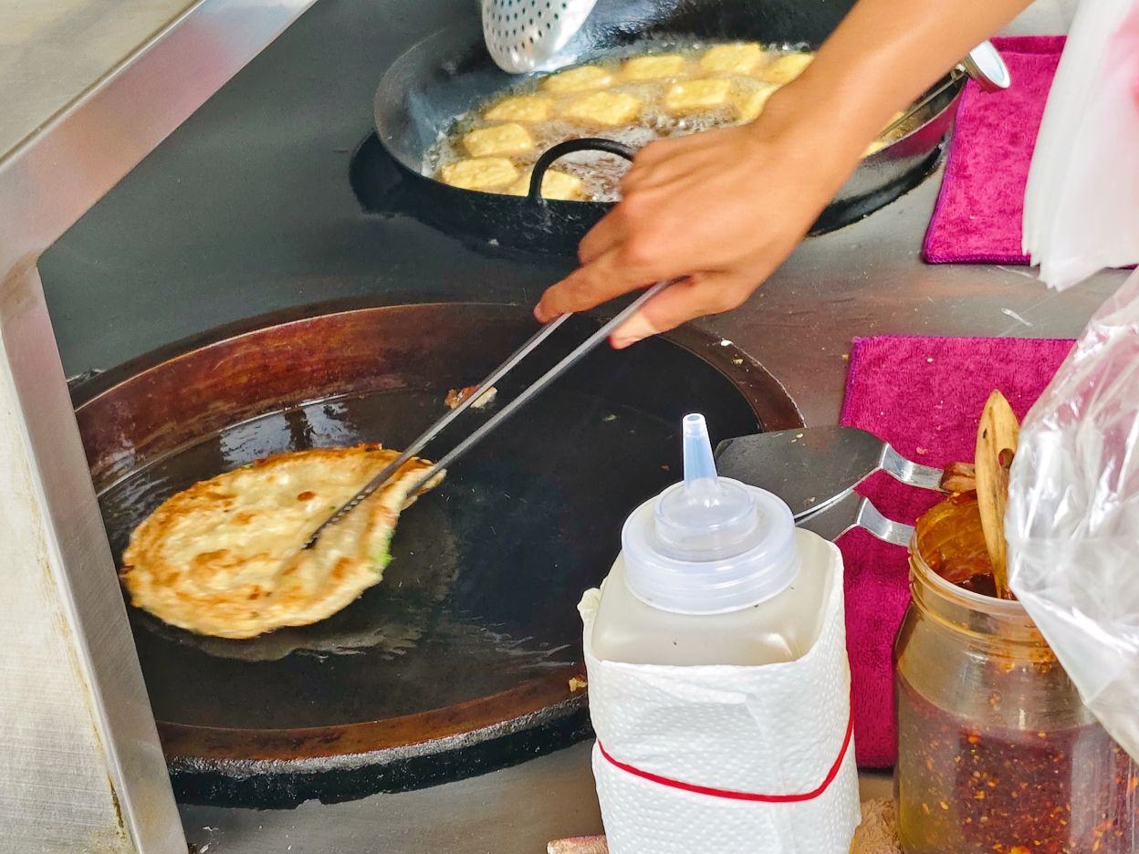 花蓮美崙小吃｜白燈塔公園旁邊現煎炸臭豆腐、蔥油餅、美崙現炸臭豆腐！