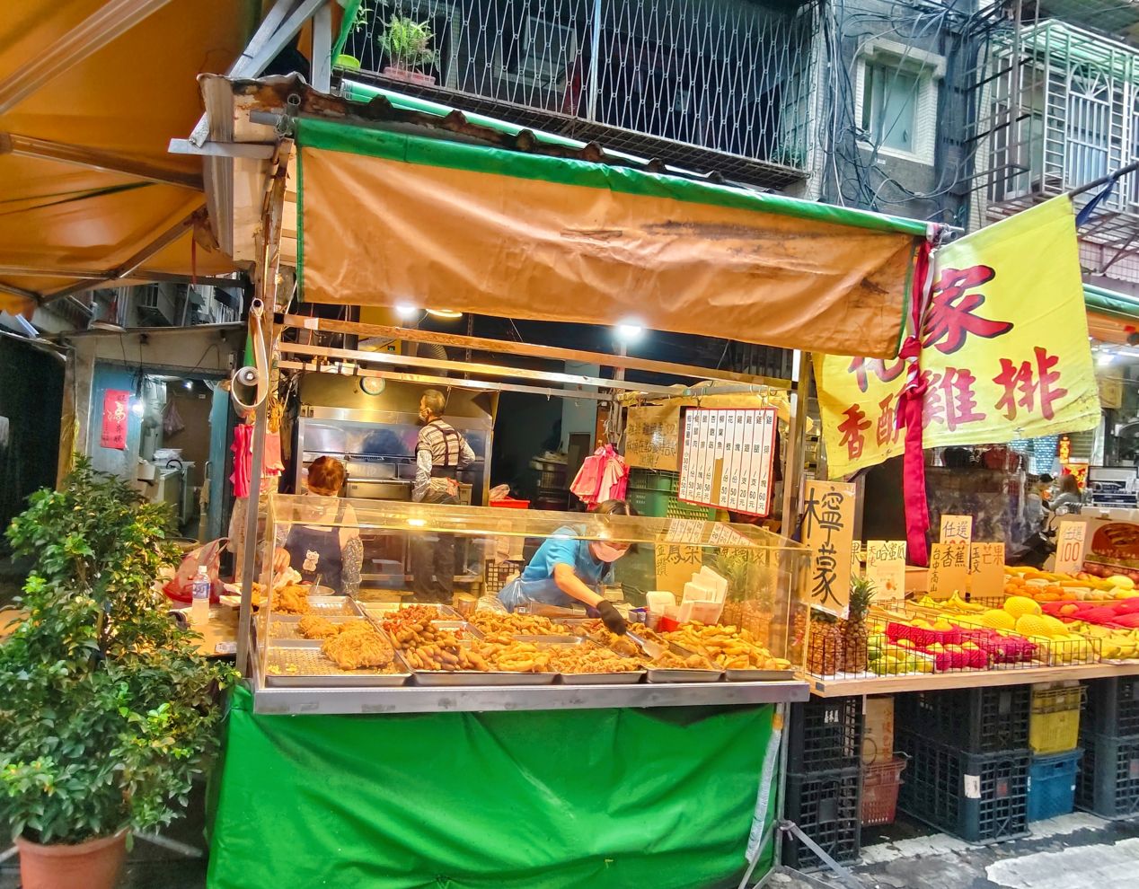比手掌大雞排!爆肉厚厚一片超涮嘴才60元必收、花家香酥雞排!華江黃昏市場美食 - 第2張圖 比手掌大雞排!爆肉厚厚一片超涮嘴才60元必收、花家香酥雞排!華江黃昏市場美食