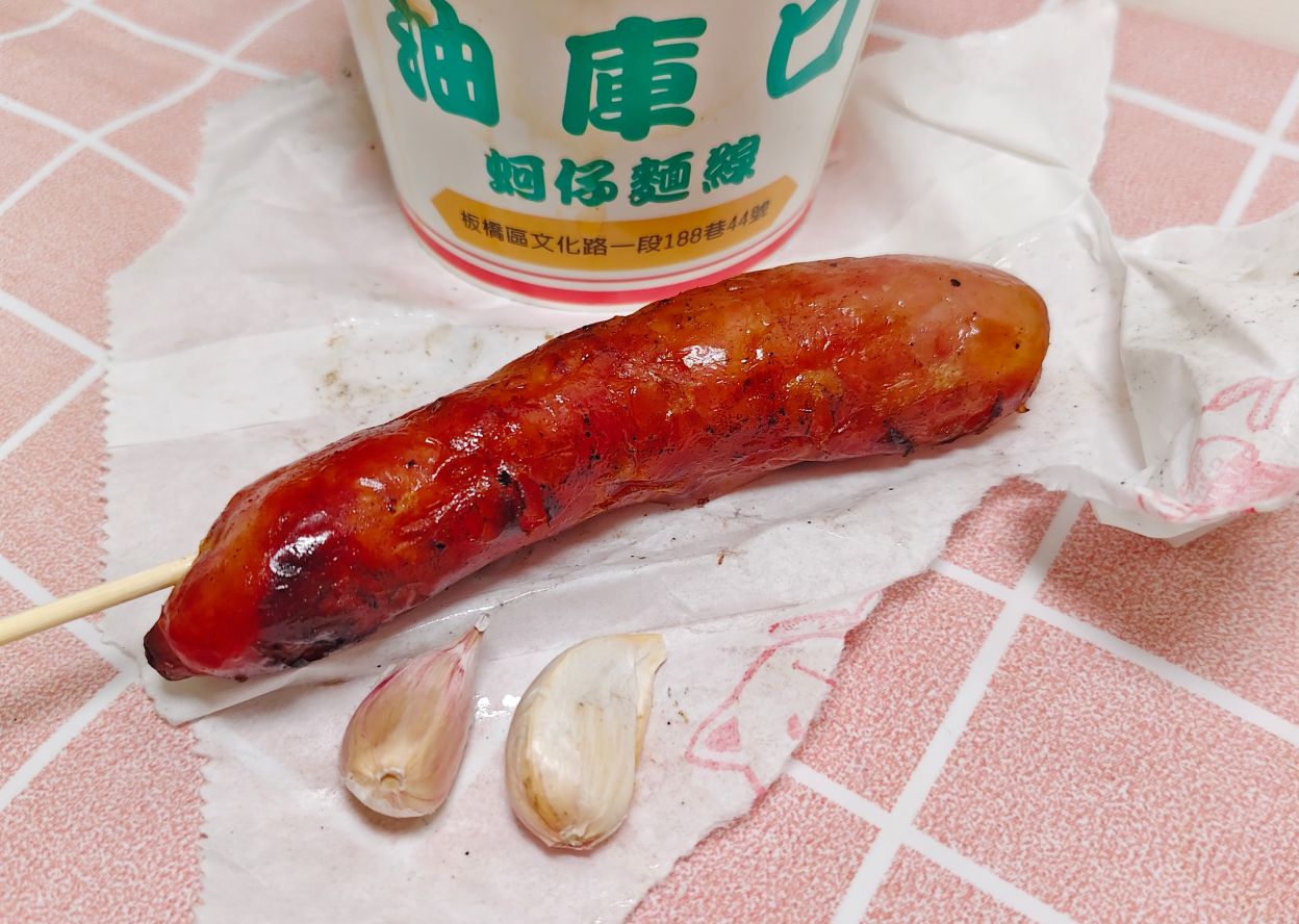 板橋第一麵線王就要來一套、麵線尬香腸在地人天天來、油庫口蚵仔麵線！