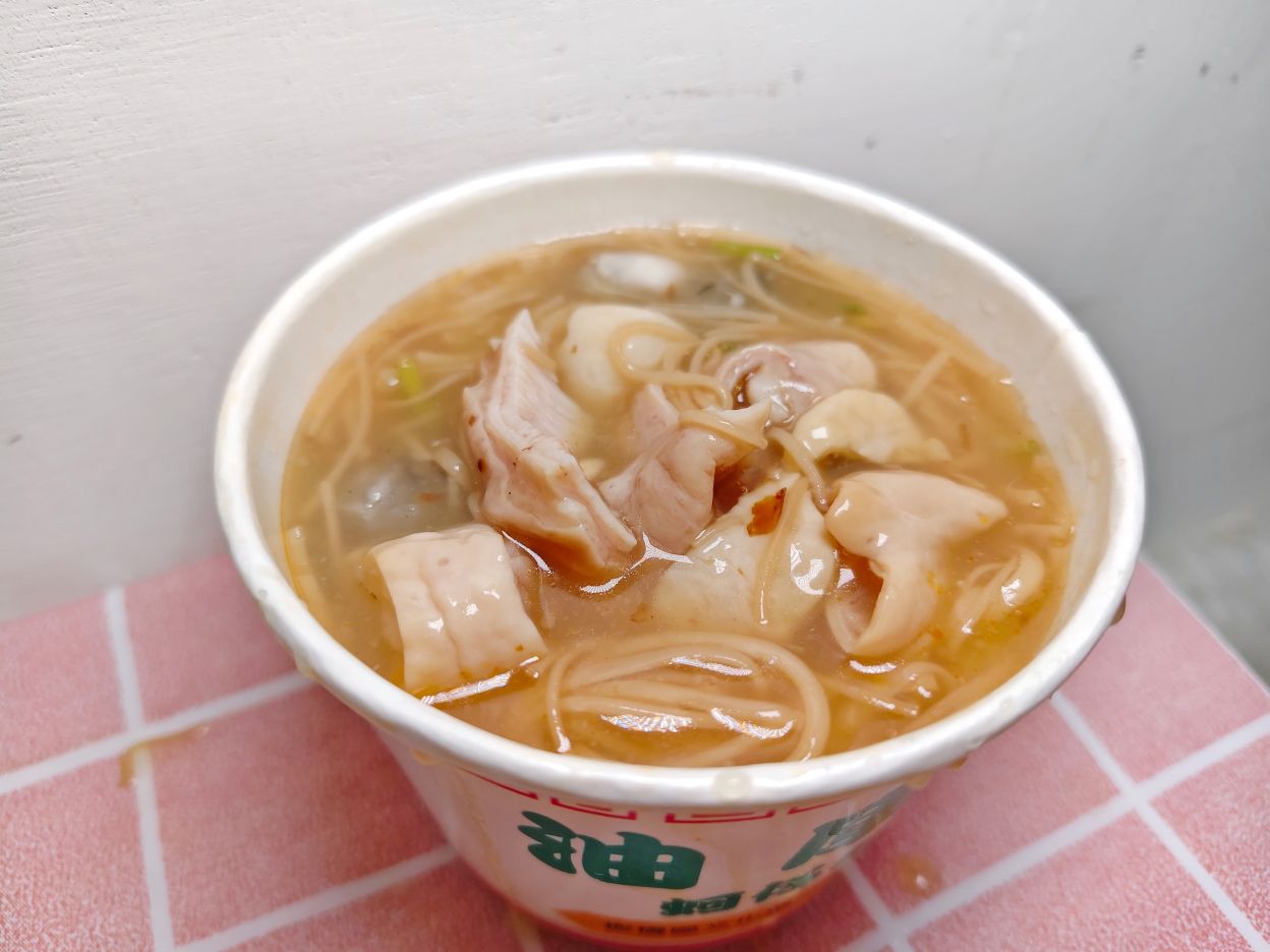 板橋第一麵線王就要來一套、麵線尬香腸在地人天天來、油庫口蚵仔麵線！