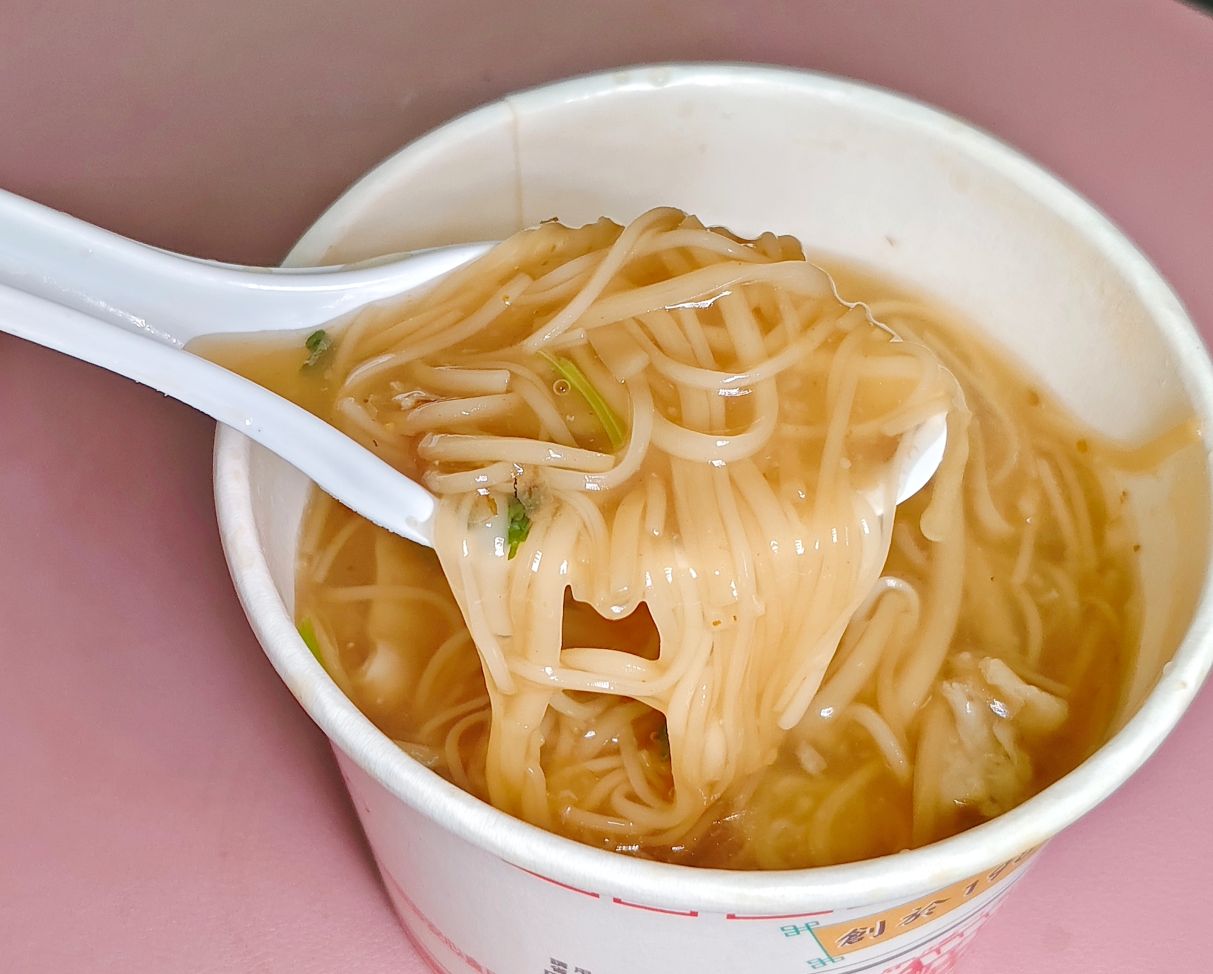板橋第一麵線王就要來一套、麵線尬香腸在地人天天來、油庫口蚵仔麵線！