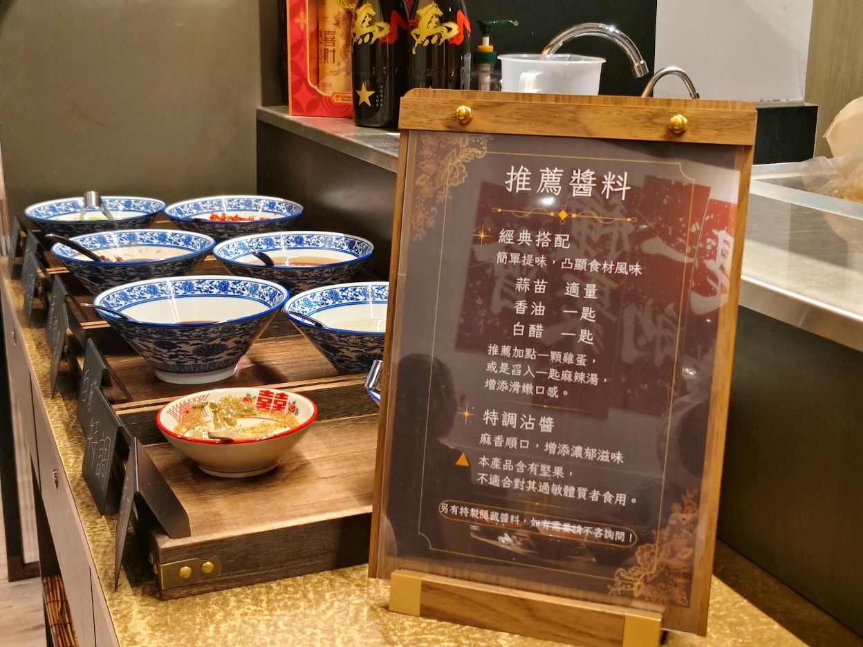 信義區火鍋、隱藏版黃牛沙朗值得一試、前法餐大廚獨家天然的功夫湯頭、「可以喝」的麻辣鍋、員外佬麻辣火鍋