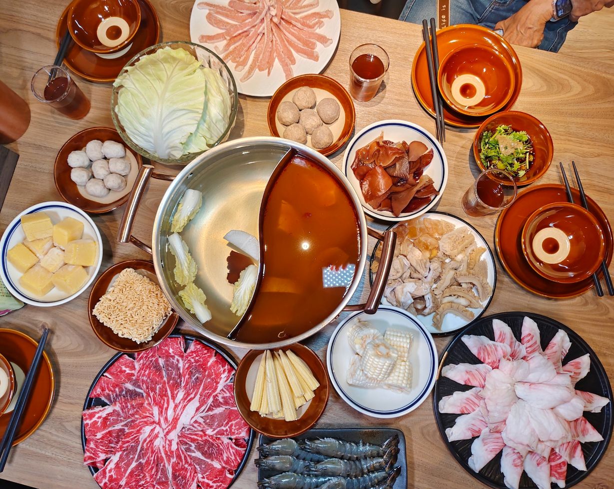 信義區火鍋、隱藏版黃牛沙朗值得一試、前法餐大廚獨家天然的功夫湯頭、「可以喝」的麻辣鍋、員外佬麻辣火鍋