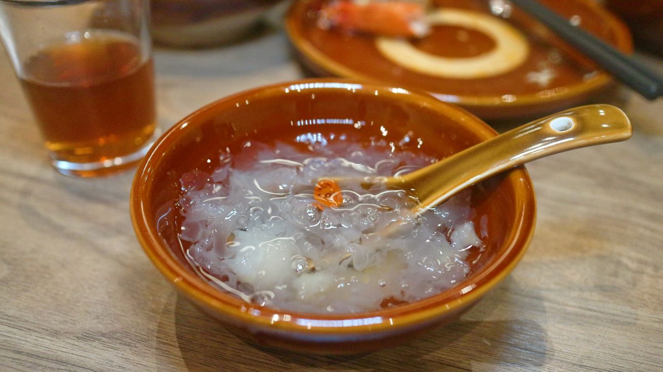 信義區火鍋、隱藏版黃牛沙朗值得一試、前法餐大廚獨家天然的功夫湯頭、「可以喝」的麻辣鍋、員外佬麻辣火鍋