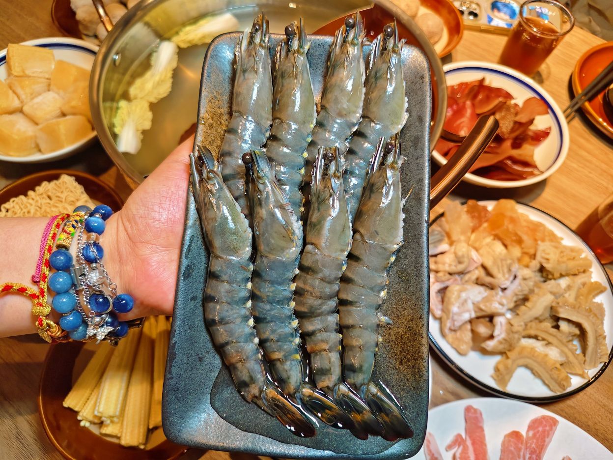 信義區火鍋、隱藏版黃牛沙朗值得一試、前法餐大廚獨家天然的功夫湯頭、「可以喝」的麻辣鍋、員外佬麻辣火鍋