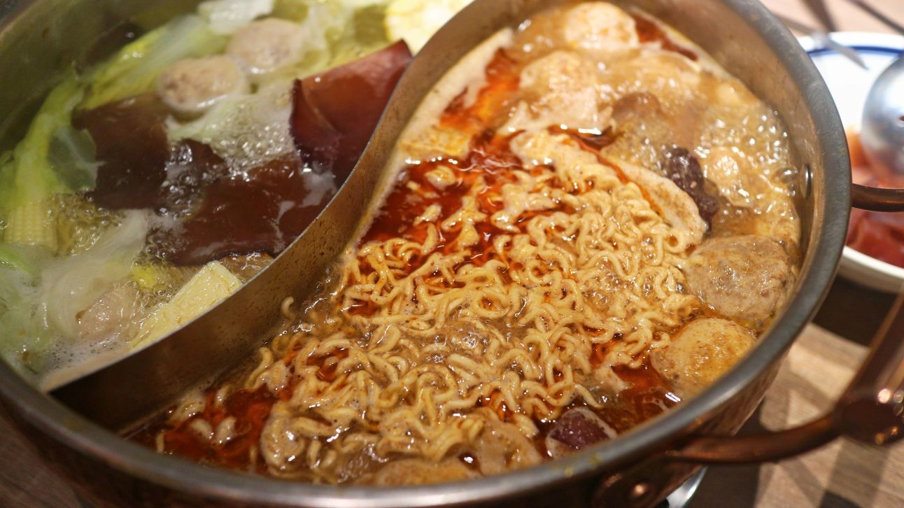 信義區火鍋、隱藏版黃牛沙朗值得一試、前法餐大廚獨家天然的功夫湯頭、「可以喝」的麻辣鍋、員外佬麻辣火鍋