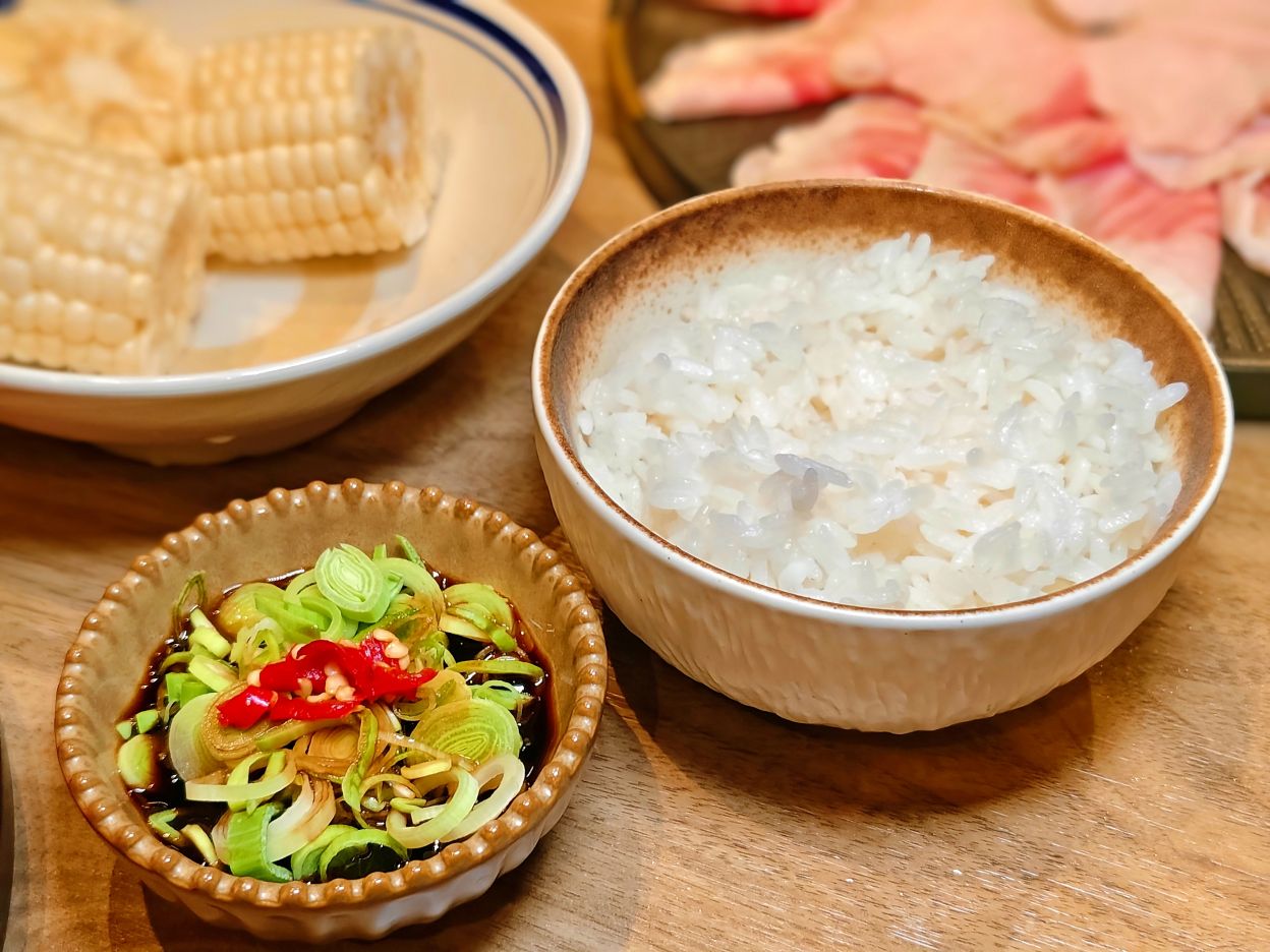 信義區火鍋、隱藏版黃牛沙朗值得一試、前法餐大廚獨家天然的功夫湯頭、「可以喝」的麻辣鍋、員外佬麻辣火鍋