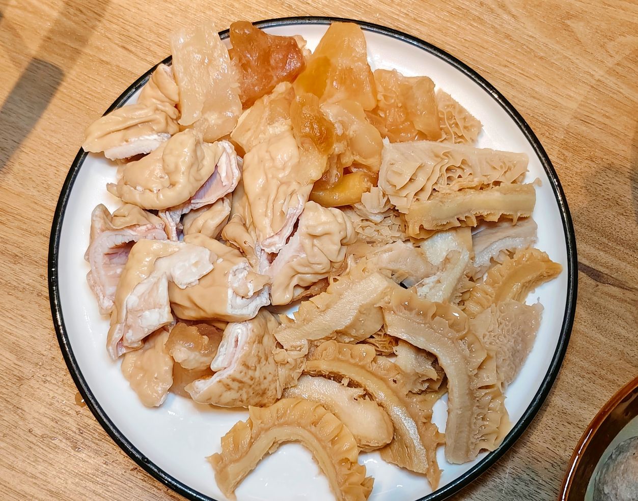 信義區火鍋、隱藏版黃牛沙朗值得一試、前法餐大廚獨家天然的功夫湯頭、「可以喝」的麻辣鍋、員外佬麻辣火鍋