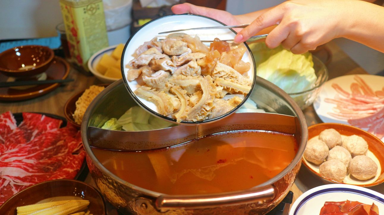 信義區火鍋、隱藏版黃牛沙朗值得一試、前法餐大廚獨家天然的功夫湯頭、「可以喝」的麻辣鍋、員外佬麻辣火鍋