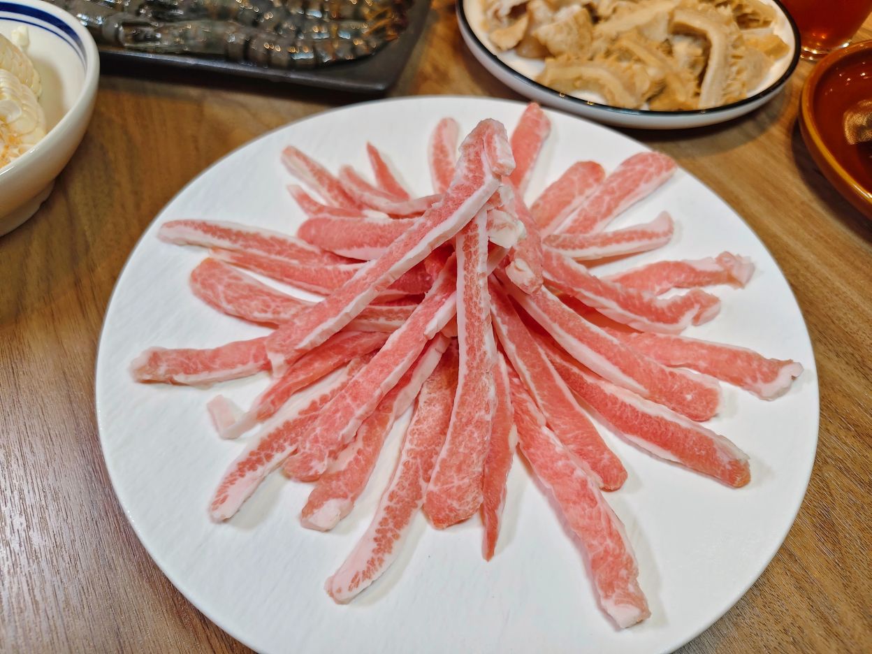 信義區火鍋、隱藏版黃牛沙朗值得一試、前法餐大廚獨家天然的功夫湯頭、「可以喝」的麻辣鍋、員外佬麻辣火鍋
