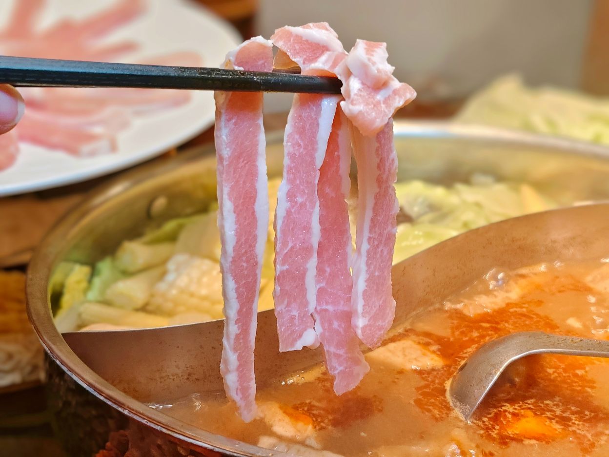 信義區火鍋、隱藏版黃牛沙朗值得一試、前法餐大廚獨家天然的功夫湯頭、「可以喝」的麻辣鍋、員外佬麻辣火鍋