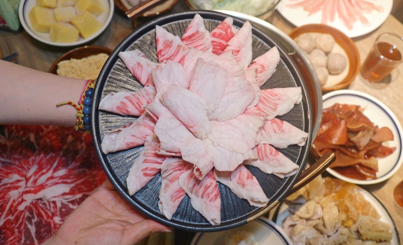 信義區火鍋、隱藏版黃牛沙朗值得一試、前法餐大廚獨家天然的功夫湯頭、「可以喝」的麻辣鍋、員外佬麻辣火鍋