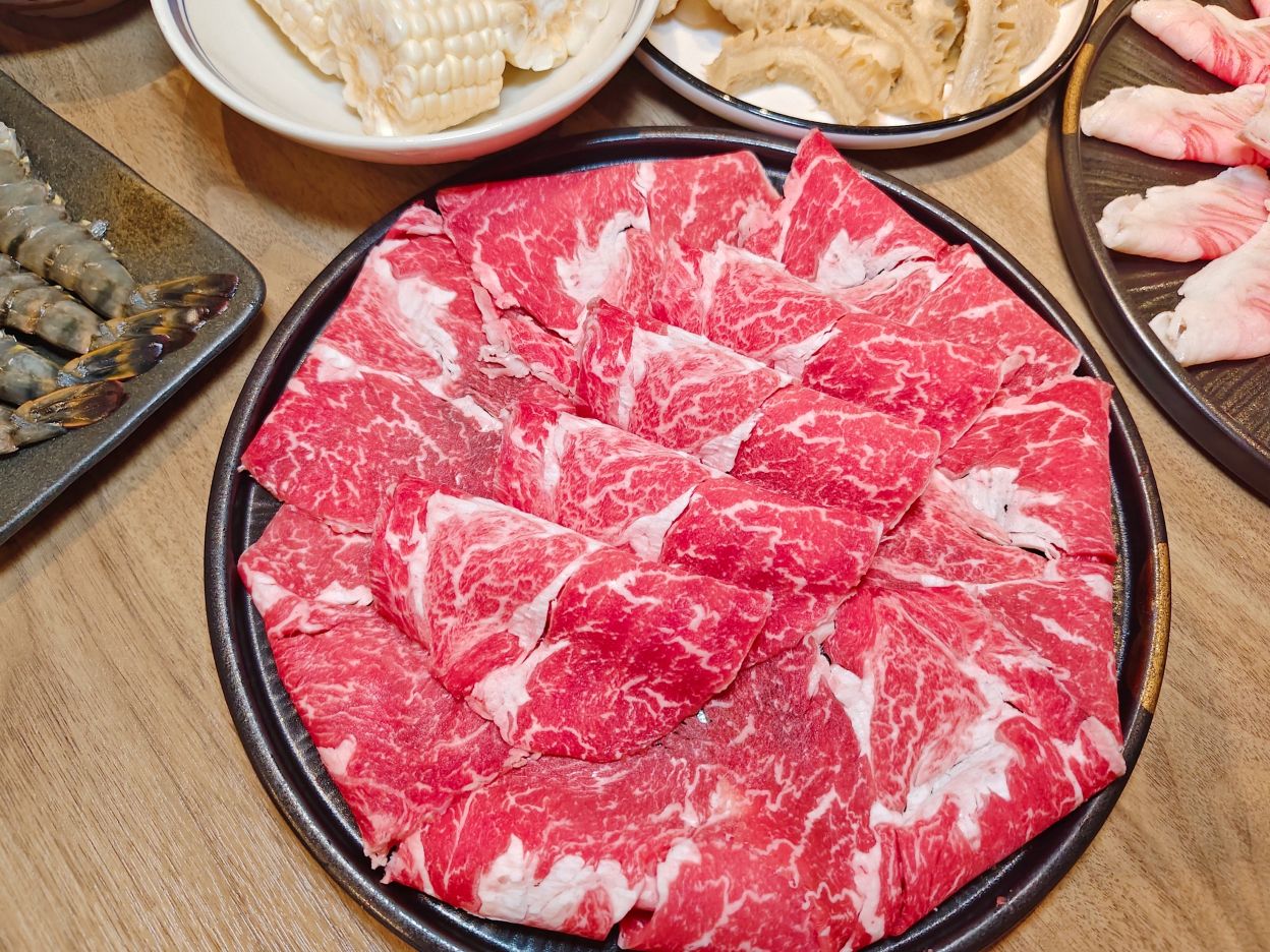 信義區火鍋、隱藏版黃牛沙朗值得一試、前法餐大廚獨家天然的功夫湯頭、「可以喝」的麻辣鍋、員外佬麻辣火鍋