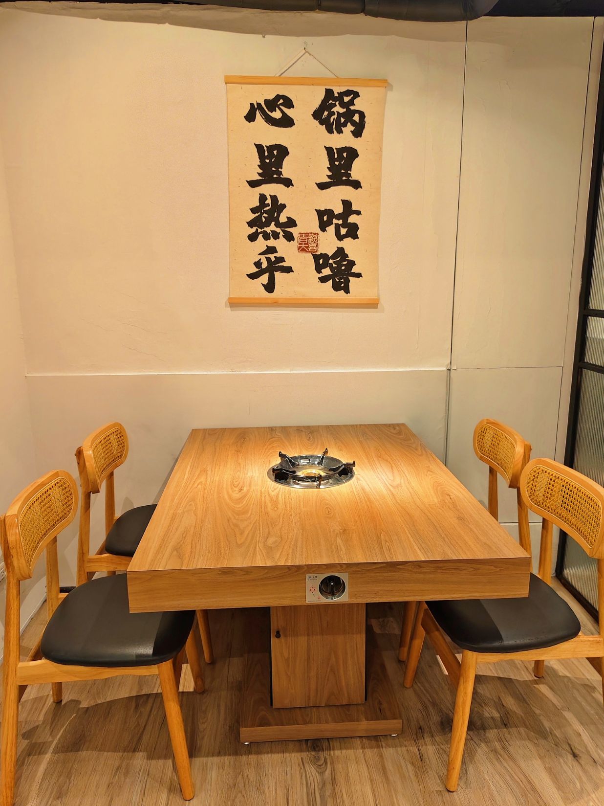 信義區火鍋、隱藏版黃牛沙朗值得一試、前法餐大廚獨家天然的功夫湯頭、「可以喝」的麻辣鍋、員外佬麻辣火鍋