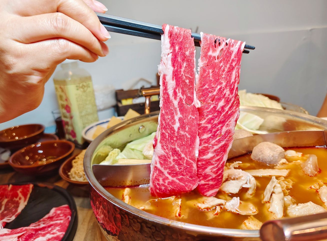 信義區火鍋、隱藏版黃牛沙朗值得一試、前法餐大廚獨家天然的功夫湯頭、「可以喝」的麻辣鍋、員外佬麻辣火鍋