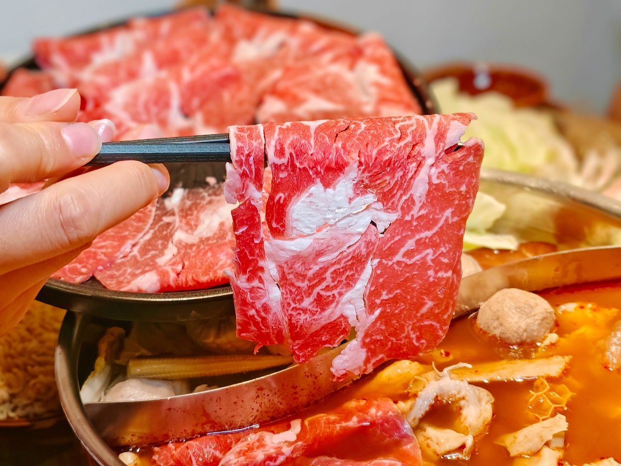 信義區火鍋、隱藏版黃牛沙朗值得一試、前法餐大廚獨家天然的功夫湯頭、「可以喝」的麻辣鍋、員外佬麻辣火鍋